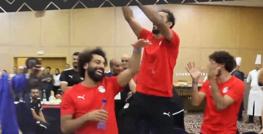 رقص محمد صلاح وفرقة شعبية في احتفال لاعبي المنتخب بعيد ميلاده (فيديو)