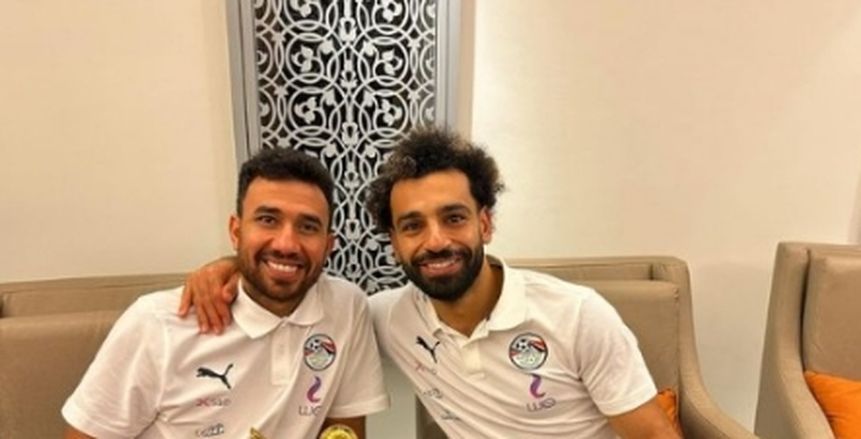 محمد صلاح يهدي تريزيجيه جائزة أفضل لاعب في مباراة مصر وبلجيكا