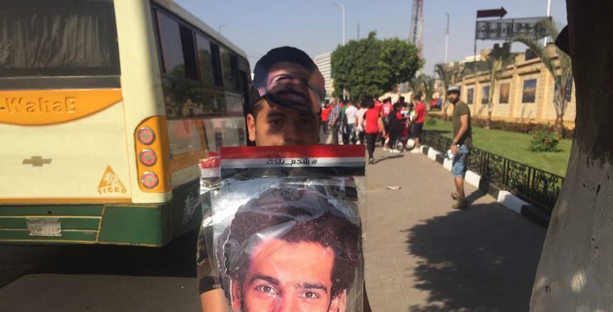 بالصور| "وحده الملك الفرعوني".. صور محمد صلاح تحيط استاد القاهرة
