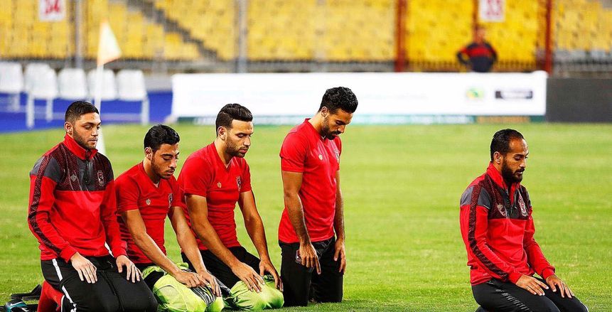 بالصور| وليد سليمان يُصلي بـ «لاعبي الأهلي» قبل انطلاق المران استعدادًا للترجي