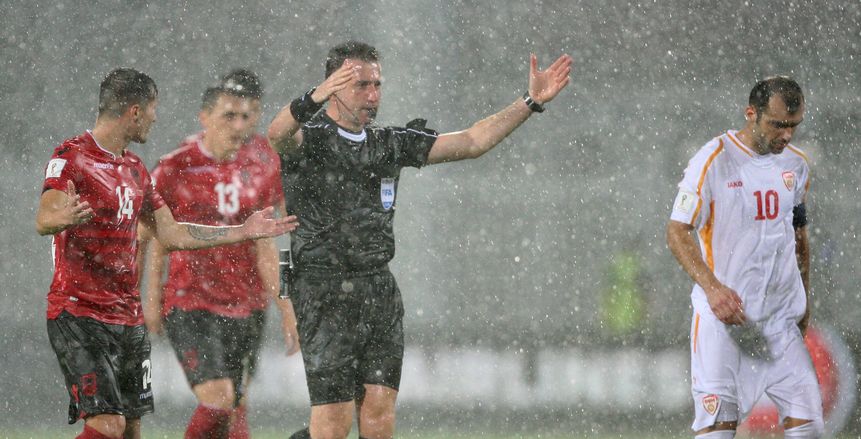 الطقس يتسبب في إيقاف مباراة ألبانيا ومقدونيا بتصفيات كأس العالم