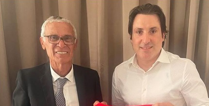 محمود فايز ينشر صورة مع كوبر بقميص الكونغو: مع الأستاذ