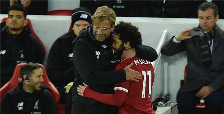 بالفيديو.. عناق وتحية خاصة من كلوب لمحمد صلاح بعد الانتصار على توتنهام