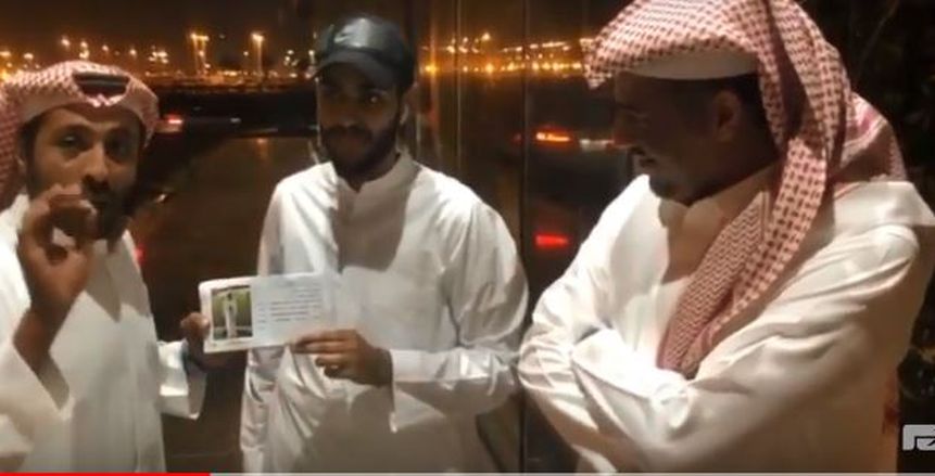 بالفيديو.. مشجع الهلال السعودي يهدي مكافأته الجامعية للفريق