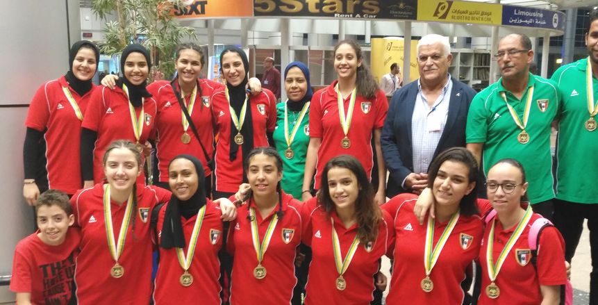 بالصور| «خالد حمودة» يستقبل بعثة ناشئات اليد في مطار القاهرة
