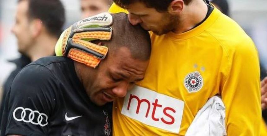 بالفيديو| لاعب برازيلي يبكي بعد هتافات عنصرية ضده