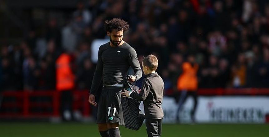 بالصور.. طفل يجوب الملعب فرحًا بعد حصوله على قميص محمد صلاح