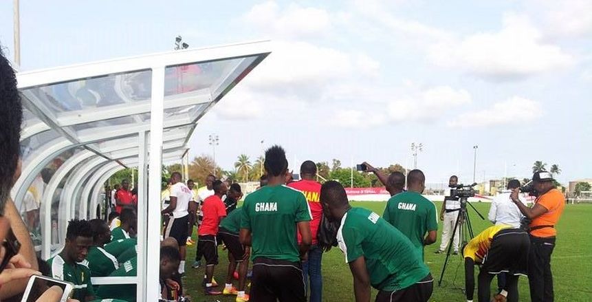 لاعبو غانا يستفزون منتخب مصر بالرقص والغناء لحظة دخول ملعب التدريب