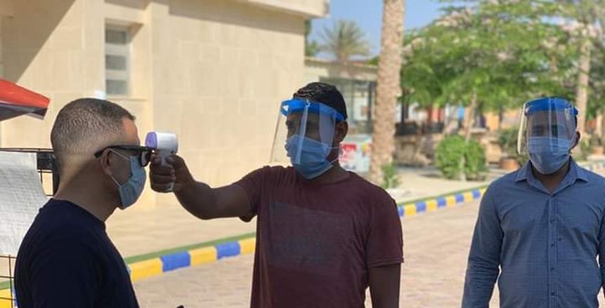 "بوابات تعقيم" بمداخل نادي الشيخ زايد وتوزيع كمامات بالمجان لمواجهة كورونا