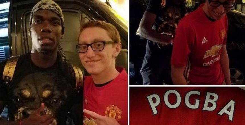 بوجبا يوقع على قميص مانشستر يونايتد لأحد المعجبين