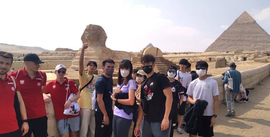 وفود الدول المشاركة في بطولة العالم للجامعات للإسكواش تزور الأهرامات