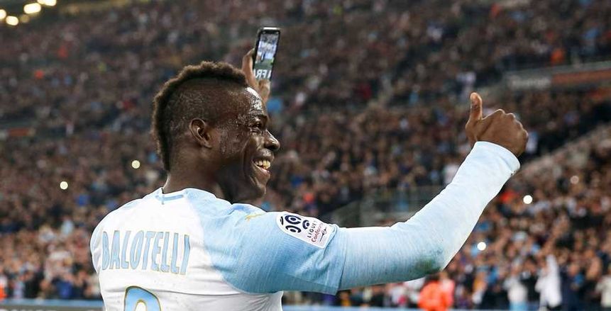 بالفيديو والصور| «بالوتيللي» يكشف كواليس احتفاله بـ«هدفه» في سانت إيتيان