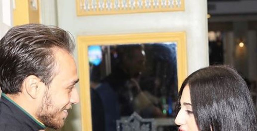 بعد توقف النشاط.. محمد عنتر يحتفل بعيد زواجه (صور)