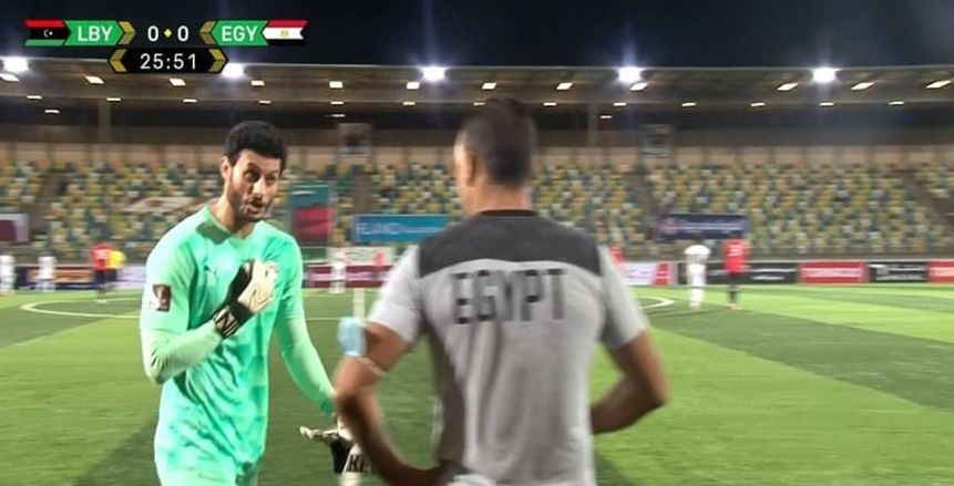 الحارس لعب مصابا.. تفاصيل حديث محمد الشناوي مع عصام الحضري