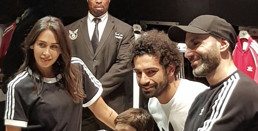 بالصور| محمد صلاح يلتقط سيلفي مع الأطفال في دبي