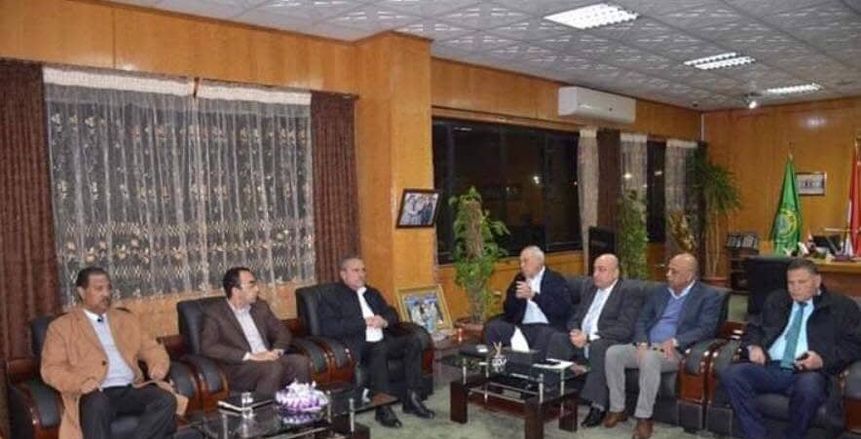 صور| محافظ الإسماعيلية يجتمع بمجلس "الدراويش".. ورئيس النادي يعد بضم لاعبين جدد