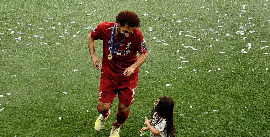 بالفيديو.. شاهد ابنة محمد صلاح تعزف على البيانو وتُغني بالإنجليزية