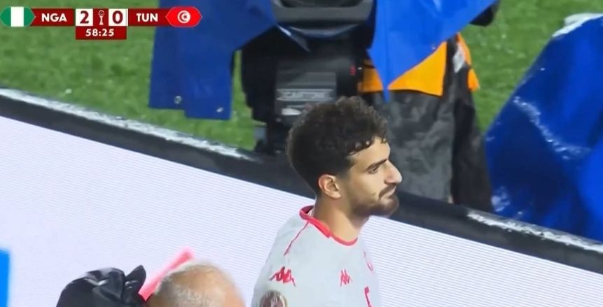 محمد علي بن رمضان يغادر مباراة تونس ونيجيريا بعد إصابة قوية
