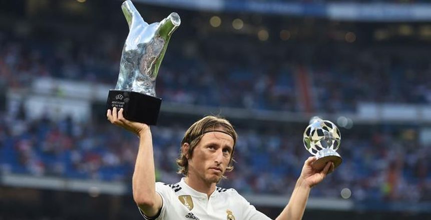 مودريتش: الجوائز تصبح ذات قيمة حين يتوج بها «ميسي ورونالدو»