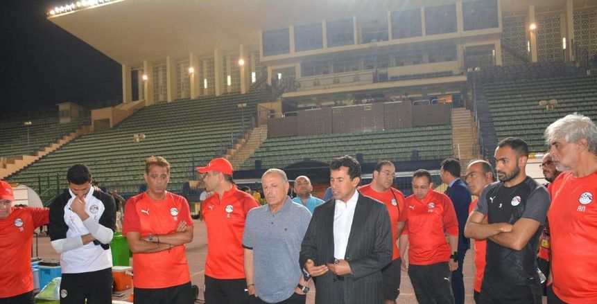 بالصور| منتخب مصر يبدأ استعداداته لدور الـ16 في حضور وزير الرياضة وأبو ريدة