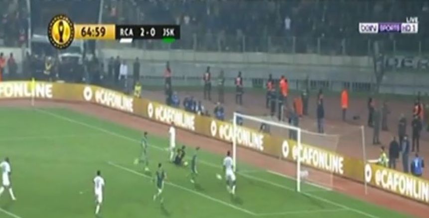 بالفيديو.. لاعب الرجاء المغربي يهدر هدفا من على خط المرمى أمام شبيبة القبائل