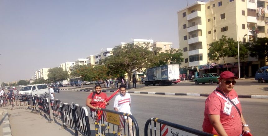 بالصور| جماهير الزمالك تساند المغرب أمام ناميبيا بـ"تيشيرت العمر"
