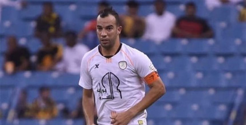 مدافع منتخب الجزائر يفضل الأهلي على الزمالك
