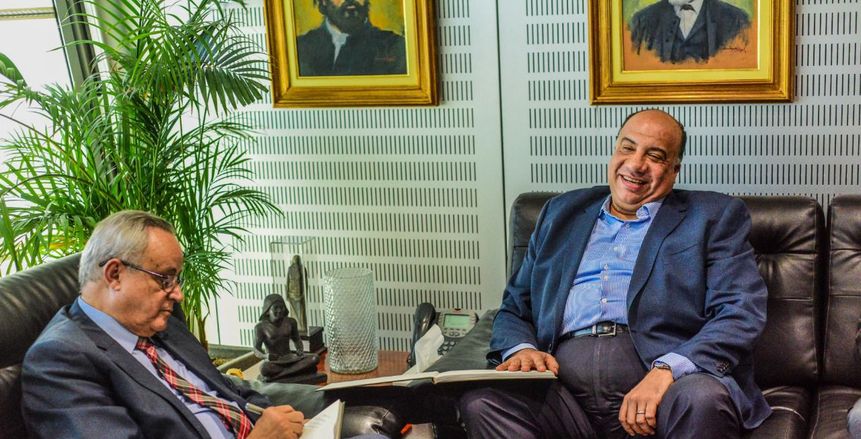 مدير مكتبة الإسكندرية يستقبل محمد مصيلحي بمناسبة صدور كتاب عن نادي الاتحاد