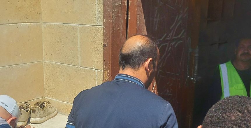 عبد الحفيظ والعامري يصلان إلى مسجد السيدة نفيسة لتشييع جنازة زوج والدة حسين الشحات