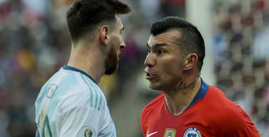 رغم شجارهما في كوبا أمريكا.. قائد تشيلي يختار ميسي كأفضل لاعب في العالم