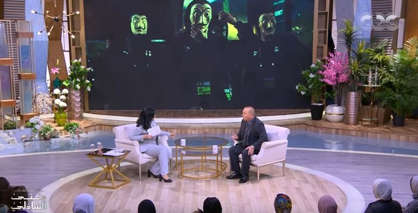 غريب ساخرا من قناع لا كاسا: مش شكل ناس رايحين نهائي