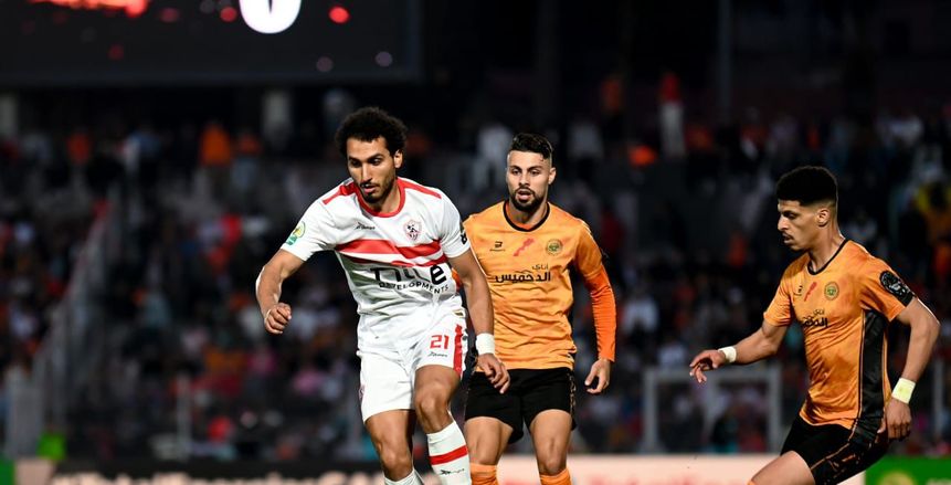 بعلم «فلسطين».. مشجع يقتحم أرضية ملعب مباراة الزمالك ونهضة بركان