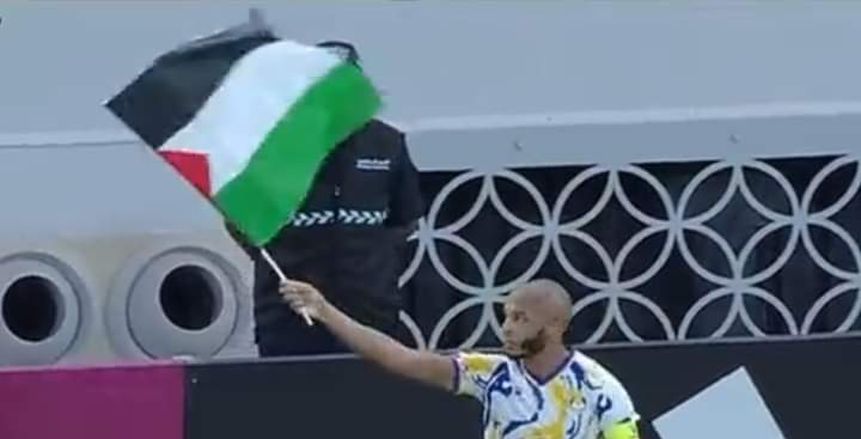 ياسين براهيمي يدعم فلسطين بطريقة خاصة في مباراة الغرافة والريان