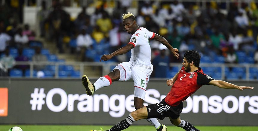 رئيس الجابون يهنأ لاعبي مصر وبوركينا فاسو على المباراة الرائعة