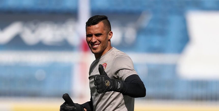حارس ضمك يسجل هدفا غريبا في الفوز على الطائي بالدوري السعودي «فيديو»