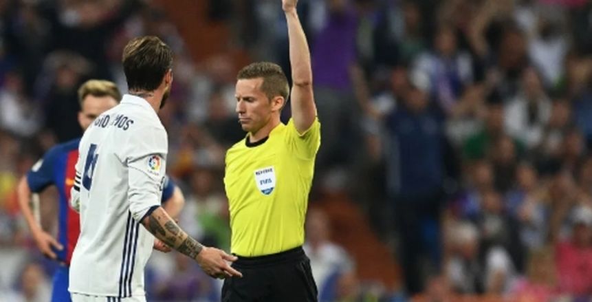 حكم الكلاسيكو.. كان شاهدا على خماسية برشلونة في شباك الريال