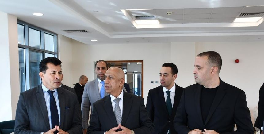 وزير الرياضة يصطحب رئيس الأكاديمية العربية في جولة بنادي النادي بالعاصمة الإدارية 