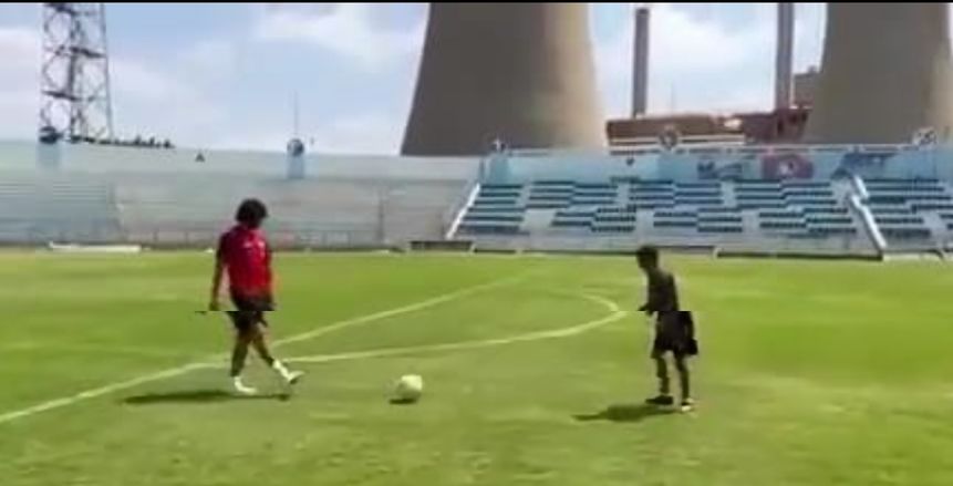 محمد النني يتدرب في غزل المحلة ويلتقط الصور التذكارية مع الناشئين