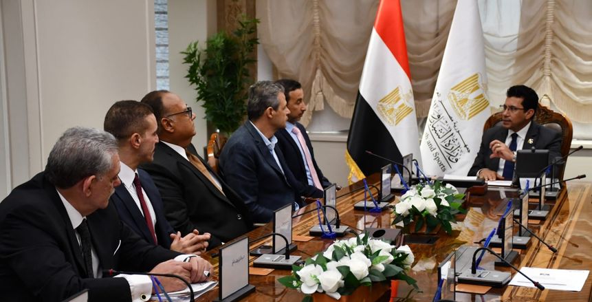 وزير الرياضة يكرم ناشئي البادل بعد الفوز بالمركز الثامن ببطولة العالم