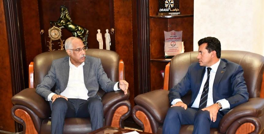وزير الرياضة يجتمع باتحاد الكرة للاطمئنان على المنتخبين الأول والأولمبي