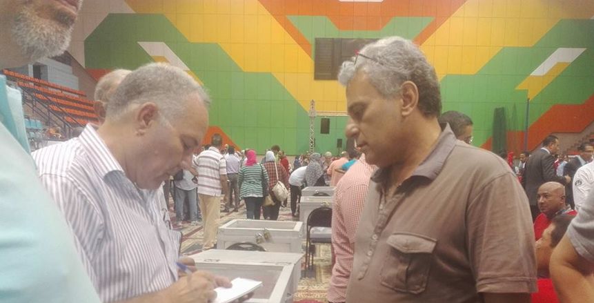 رئيس جامعة القاهرة السابق يصوت على لائحة الأهلي