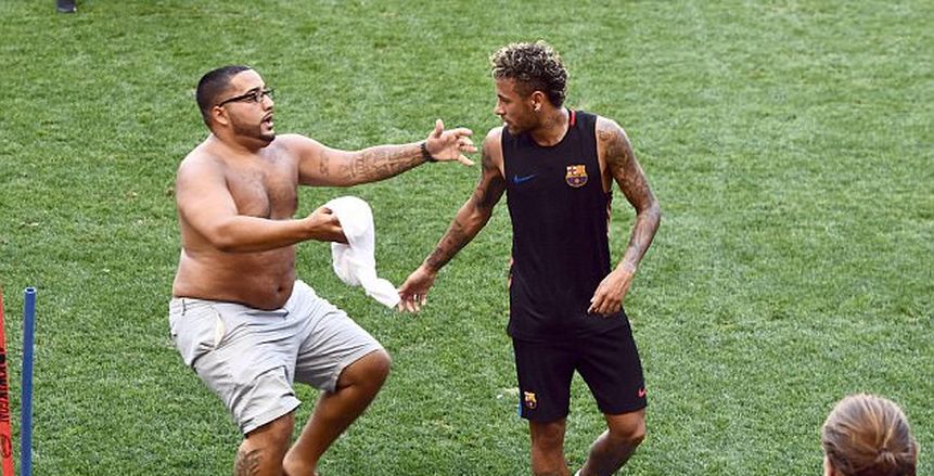 مشجع يقتحم تدريبات برشلونة من أجل نيمار