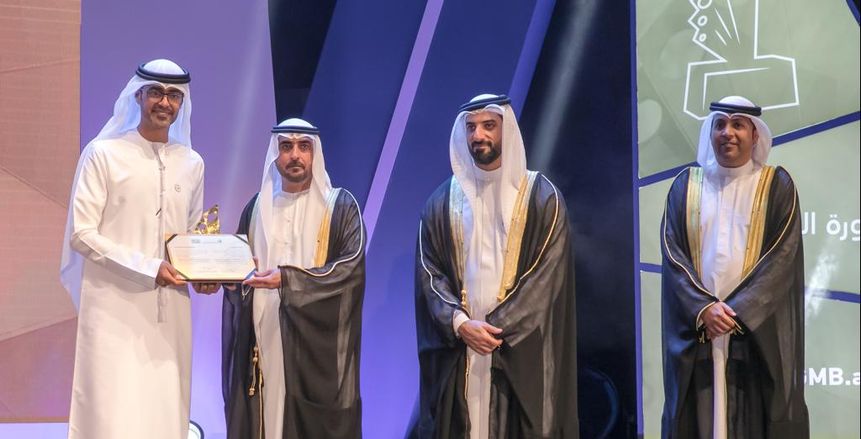 بالصور| الإعلامي الإماراتي «منذر المزكي» يفوز بجائزة الشارقة للإتصال الحكومي