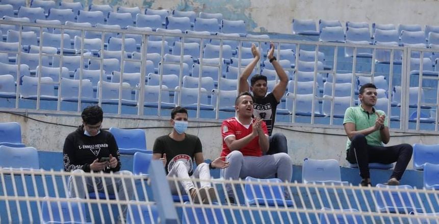 جماهير الأهلي تؤازر اللاعبين بملعب الجوهرة الزرقاء.. والسفير في المران