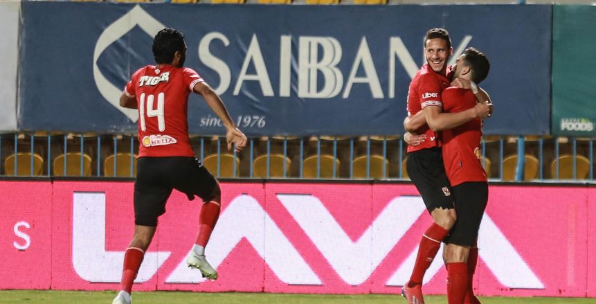 لاعبو الأهلي يحتفلون بهدف ليفربول الثالث أمام برشلونة