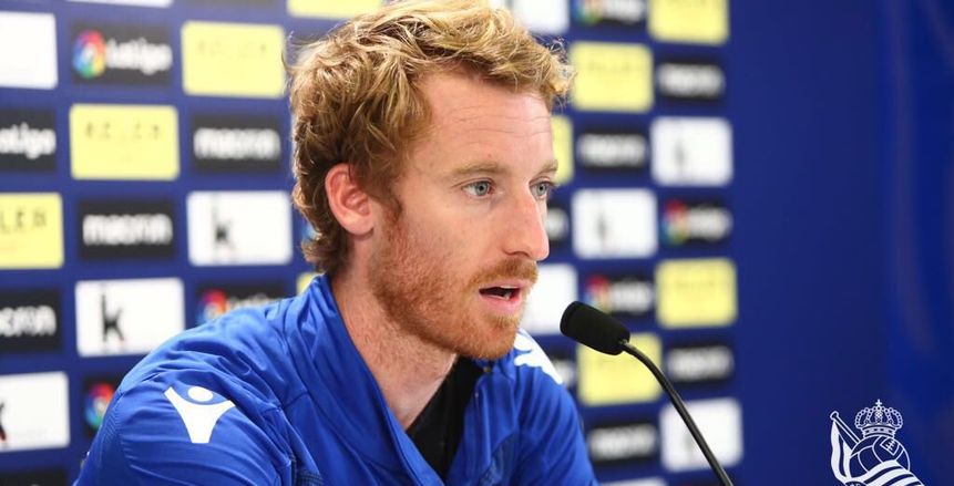 لاعب وسط سوسيداد يتوعد برشلونة قبل مواجهة السبت في «أنويتا» الجديد