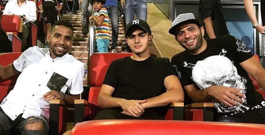 مؤمن زكريا يحتفل بفوز الأهلي على الوحده مع متعب وحفيد «مبارك»