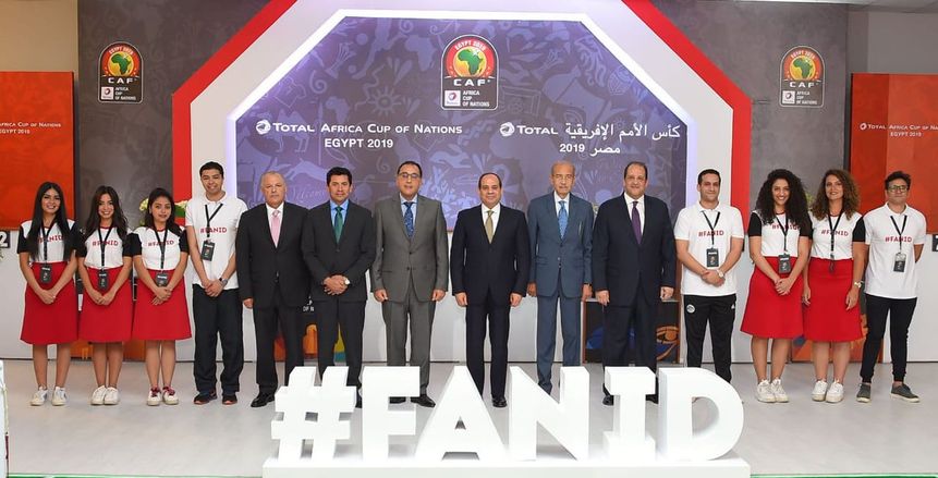 بالصور.. وزير الرياضة وأبوريدة يُسلمان تميمة بطولة أفريقيا للرئيس السيسي