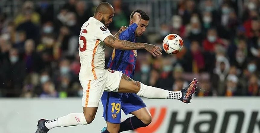 تعادل برشلونة وجالاتا سراي بالشوط الأول.. وأداء متوسط من مصطفى محمد