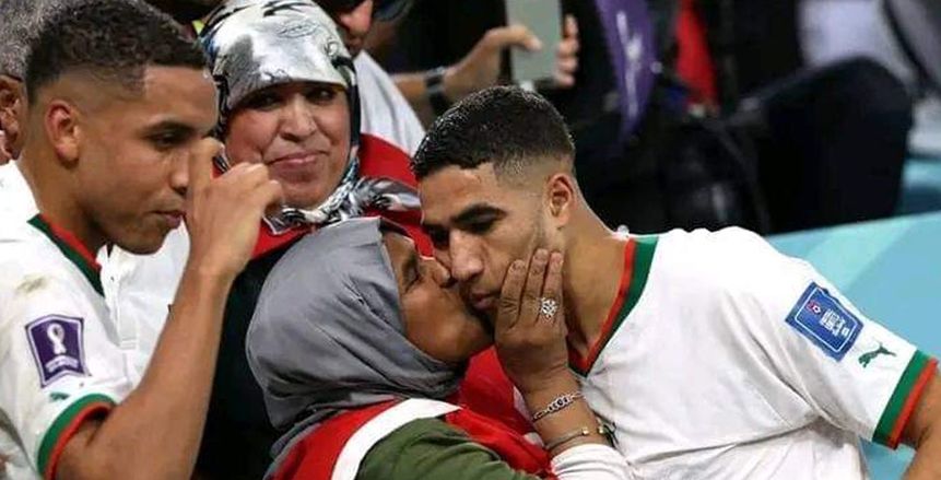 «سيدة المونديال».. وراء كفاح أشرف حكيمي «أم» عظيمة